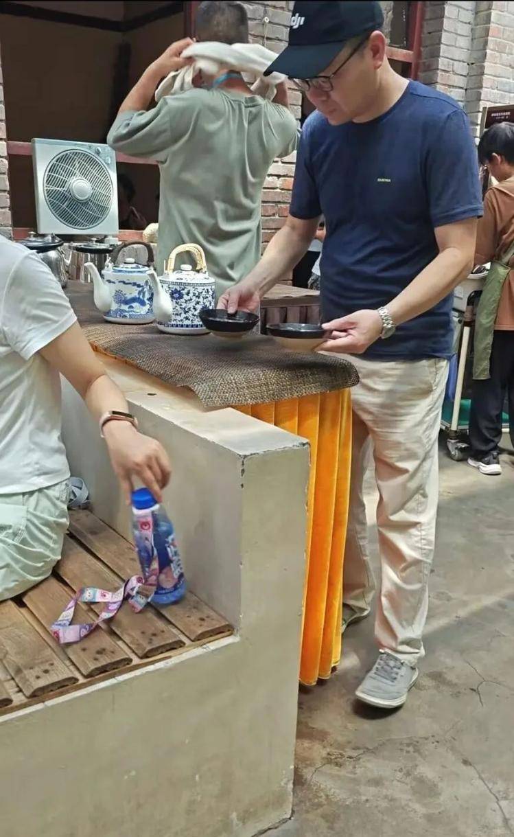 实探印乐任20年方丈的白马寺：基本无商业元素，每天免费供应60余桶水，游客在茶舍大排长龙