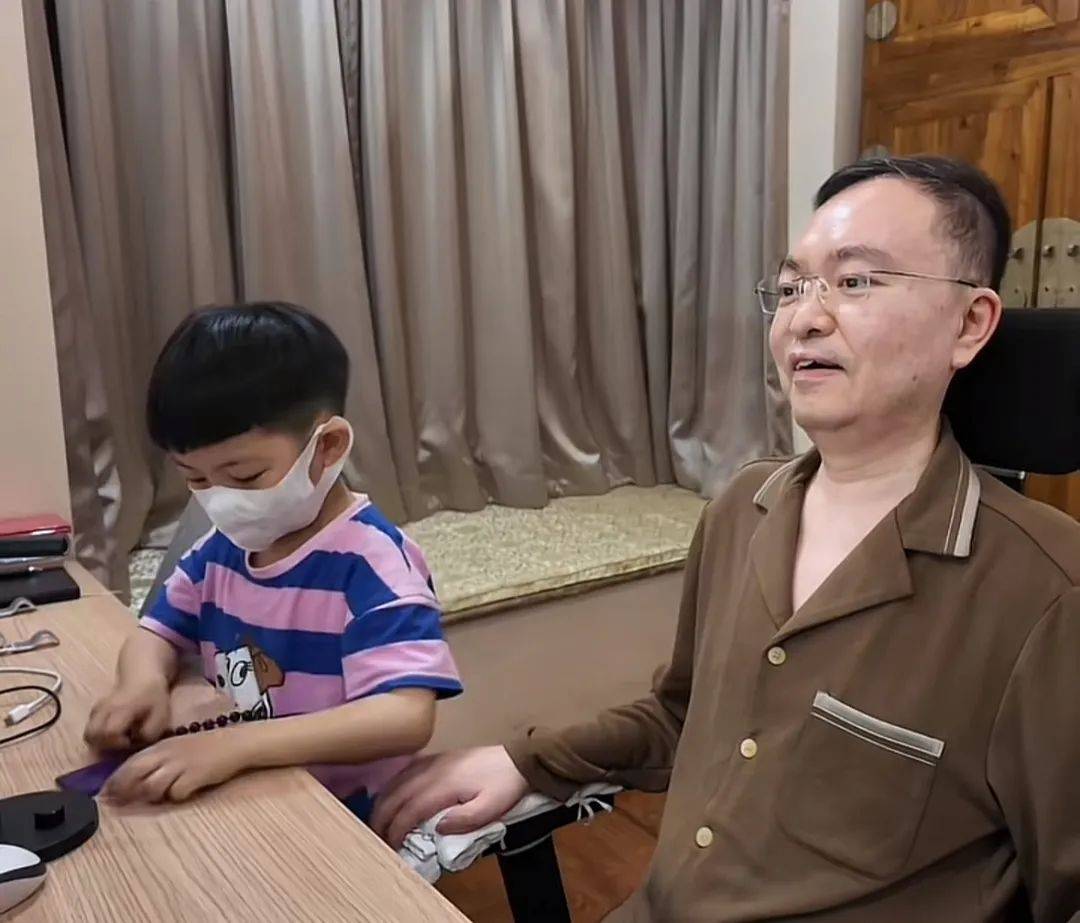 与渐冻症抗争6年，妻子透露蔡磊近况：他已完全丧失语言能力，仅能吃流食