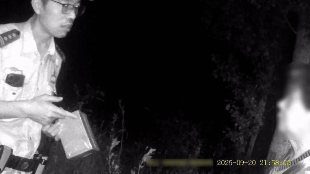 北京一老人夜晚打车到20多公里外,要把钱埋土里,司机紧急报警!