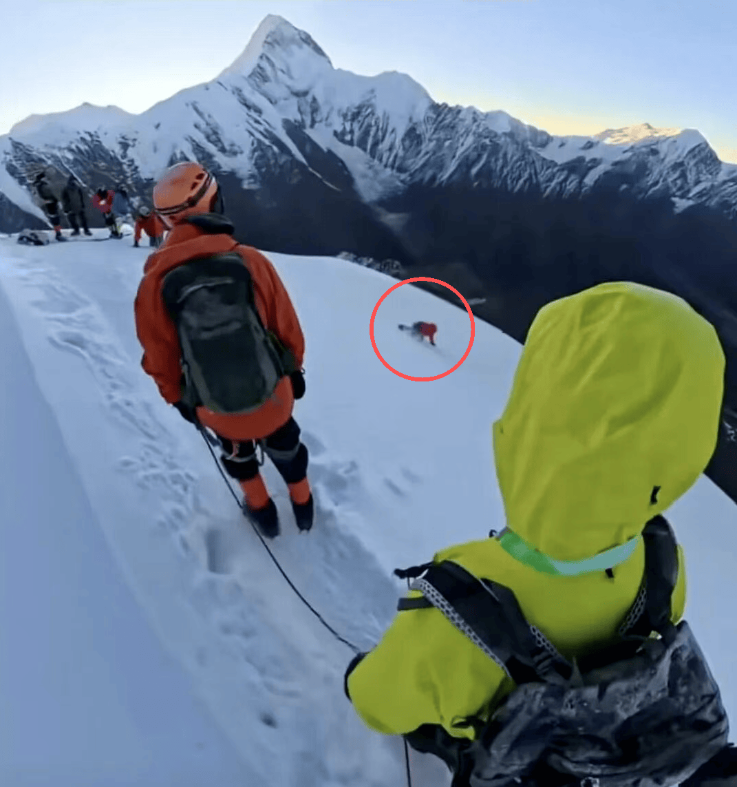 四川那玛峰滑坠驴友遗体已找到，知情人称疑帮人拍照脚被冰爪绊倒