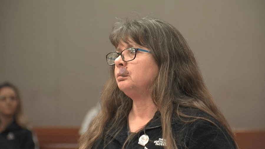 美国12岁女孩遭养父性侵7年,怀孕生子,养母装不知道