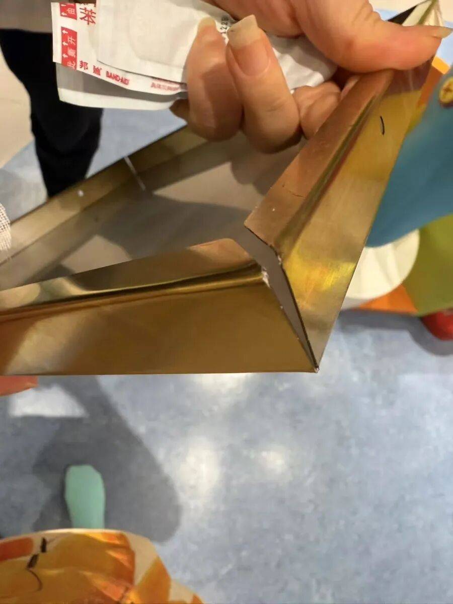 上海一早教机构铜牌掉落，1岁多男童额头被砸伤！家长维权2个月：他们从不正面回应