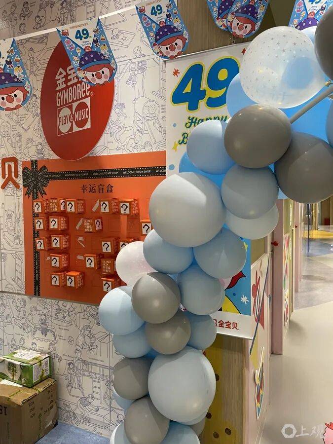 上海一早教机构铜牌掉落，1岁多男童额头被砸伤！家长维权2个月：他们从不正面回应