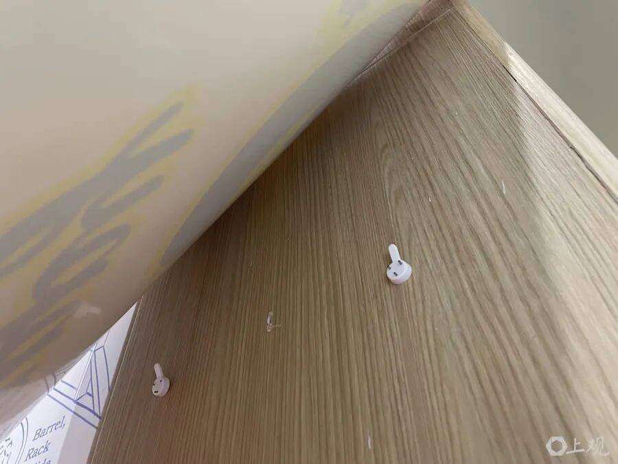 上海一早教机构铜牌掉落，1岁多男童额头被砸伤！家长维权2个月：他们从不正面回应