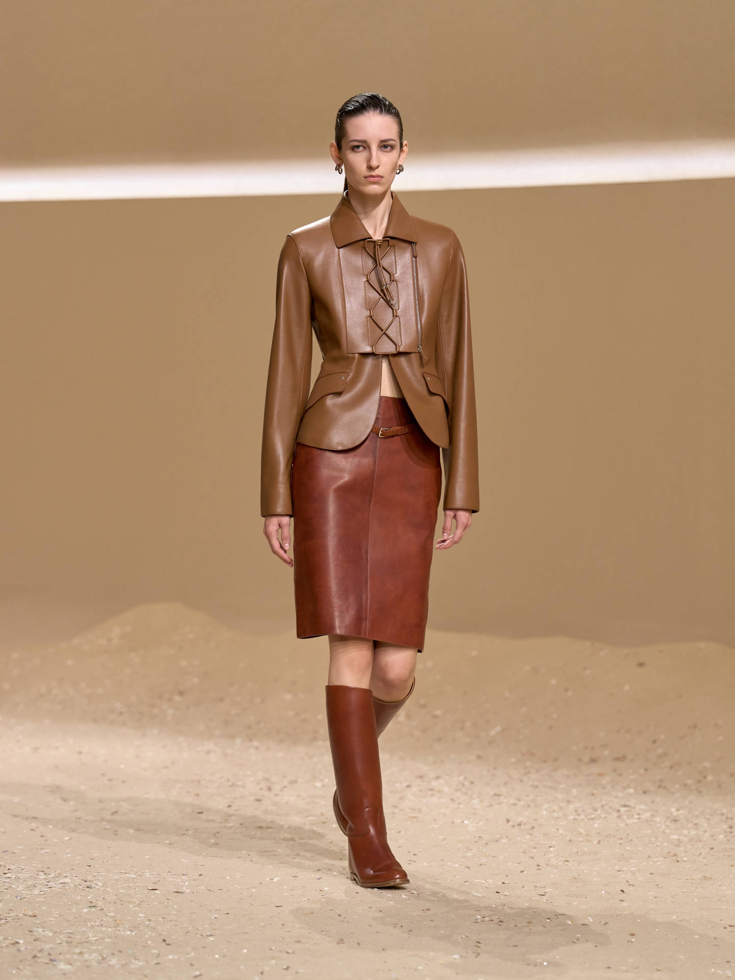 爱马仕秀场变沙滩,丝巾变上衣、亮色包袋注入新活力!