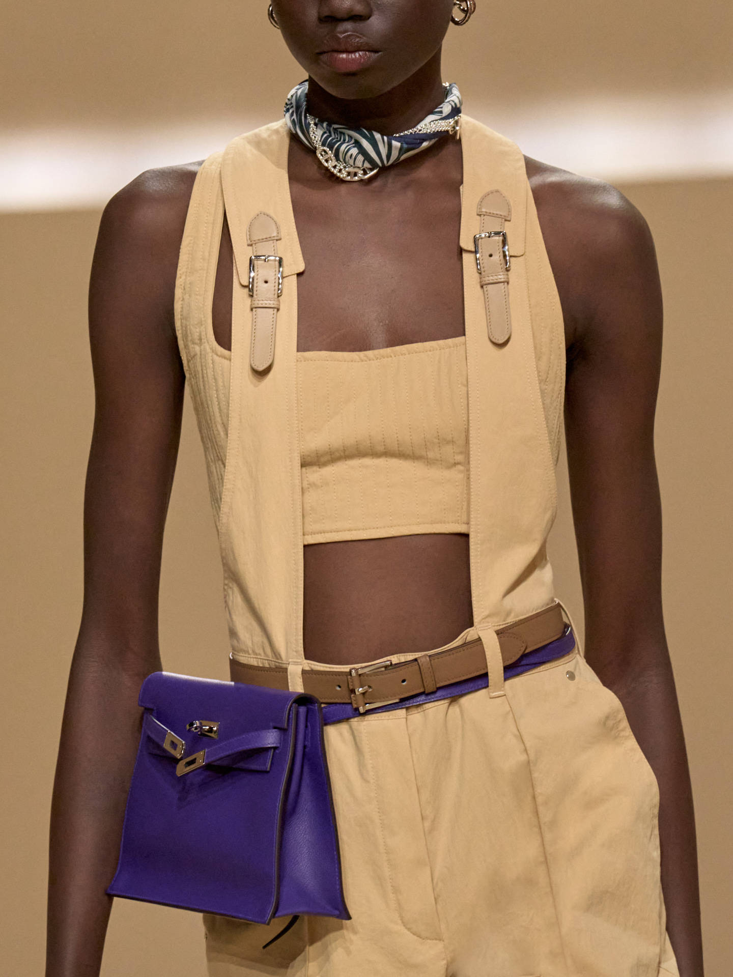 爱马仕秀场变沙滩,丝巾变上衣、亮色包袋注入新活力!