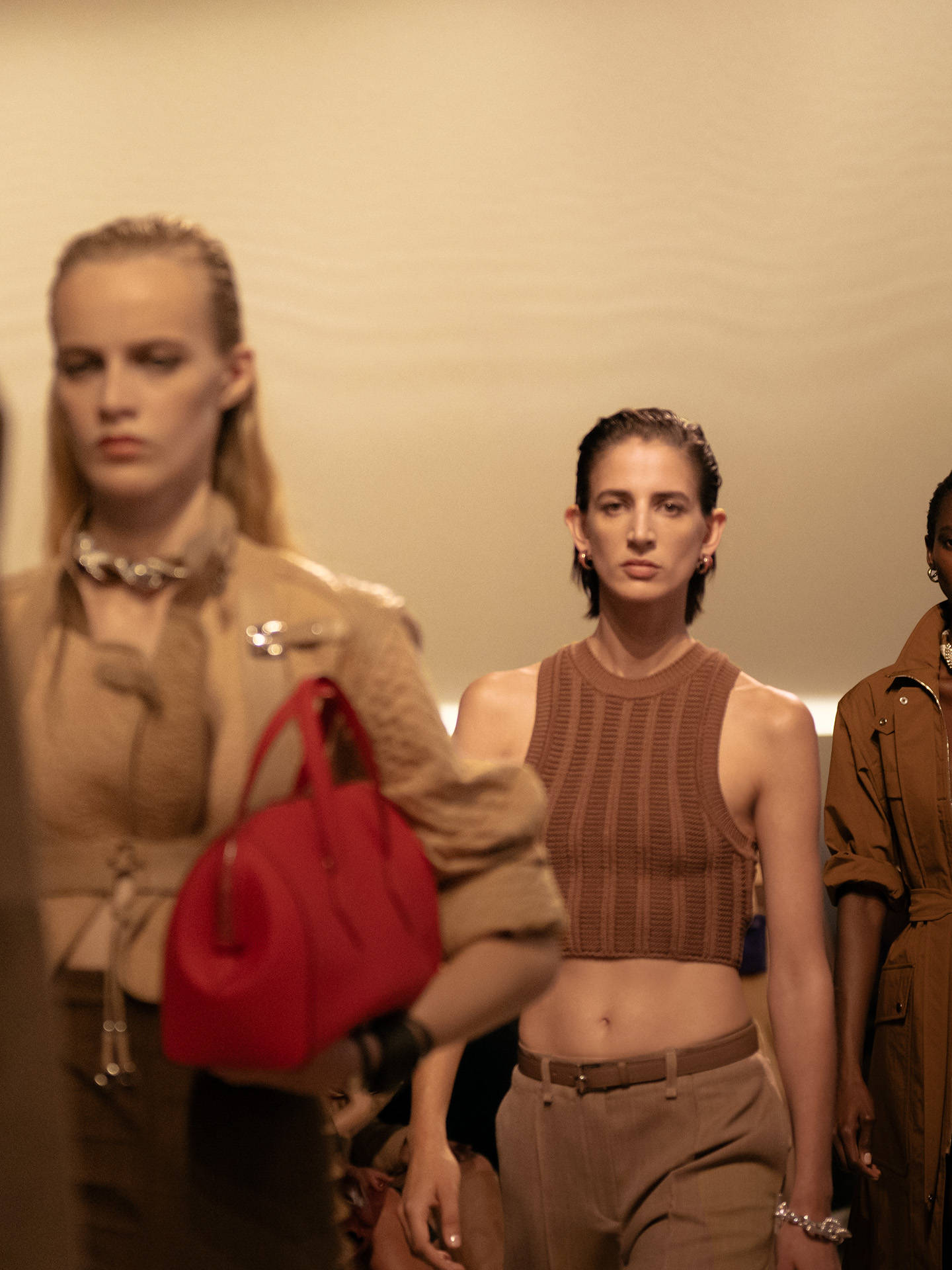 爱马仕秀场变沙滩,丝巾变上衣、亮色包袋注入新活力!