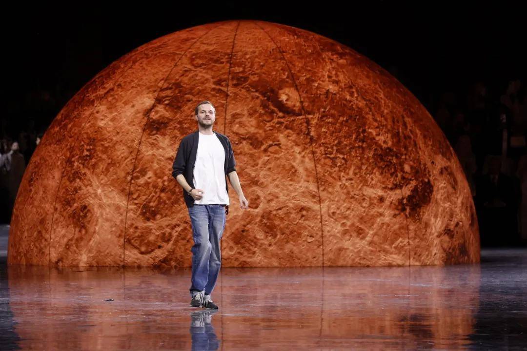 周迅、窦靖童、刘雯、井柏然同框围观香奈儿的新秘密