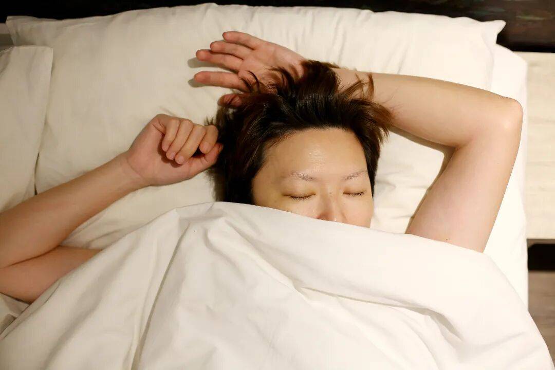 原来睡觉需要两个枕头?这么多年我们都睡错了!