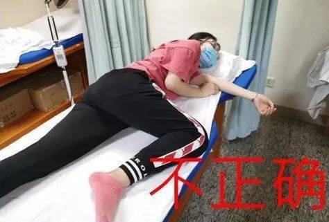 原来睡觉需要两个枕头?这么多年我们都睡错了!