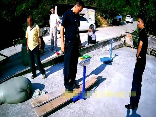 100斤玉米上秤秒变60斤?贵州一村民遭“鬼秤”骗粮!民警出手,5人被拘