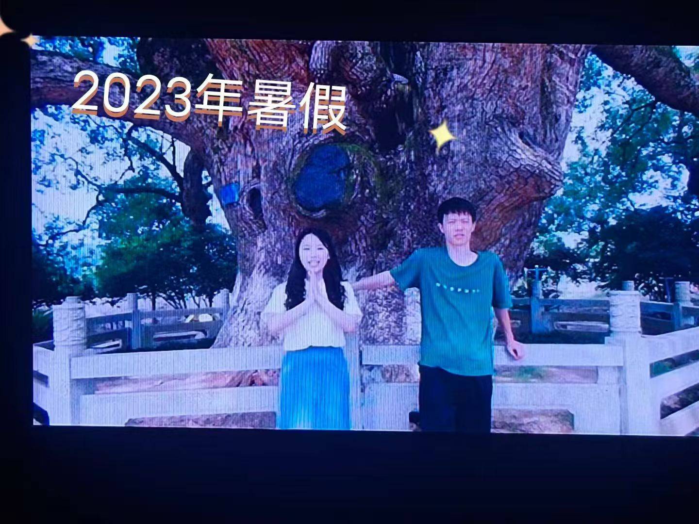 岳阳情侣连续9年在家乡千年古樟树下合影，今年国庆终修正果：希望爱情像古树一样长久