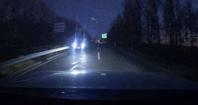 一高速上有SUV开远光逆行！当地交警：已锁定涉事车辆，将严厉查处