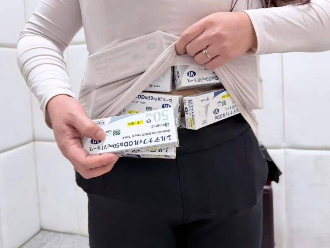 女子身绑73盒"伟哥",当场被拦下!还有人假扮孕妇,绑了38斤的白银颗粒