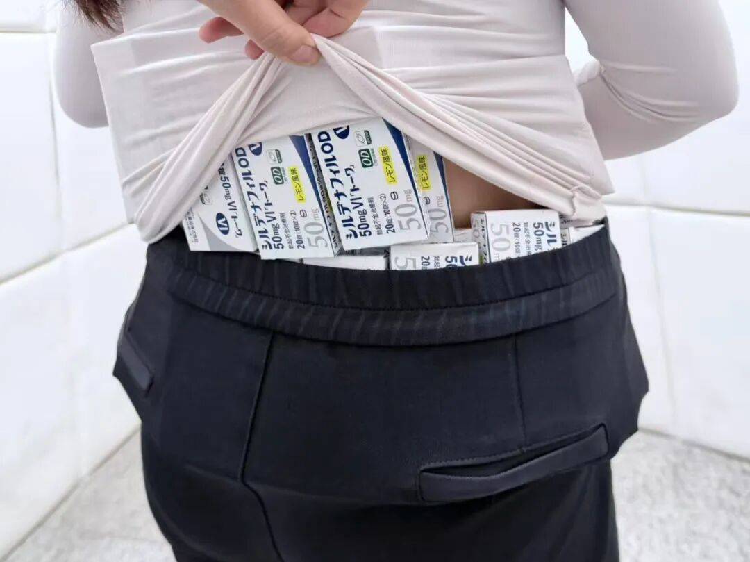 女子身绑73盒"伟哥",当场被拦下!还有人假扮孕妇,绑了38斤的白银颗粒