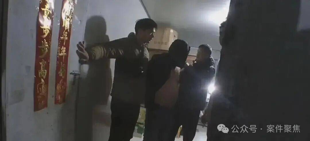 上海夫妻双双殒命!贵重财物没丢失,一枚血手印成关键线索,30年后真相大白