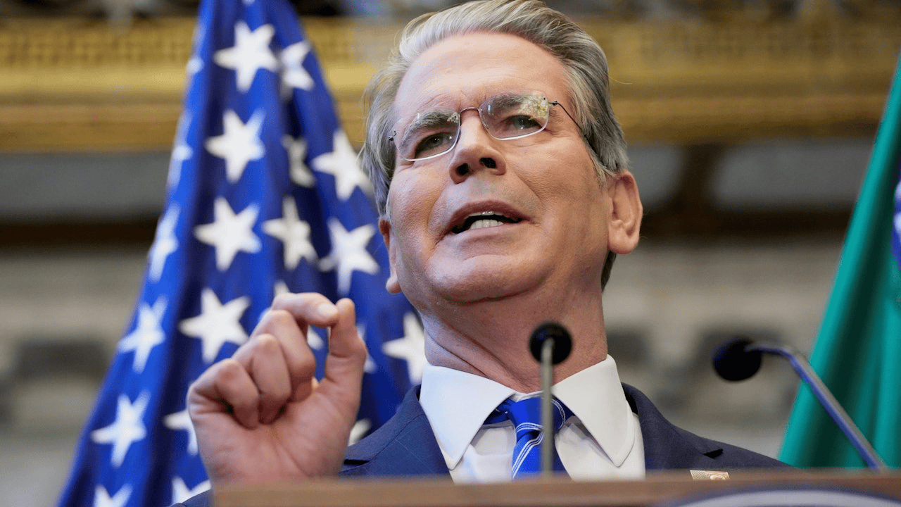 美财长贝森特公然污蔑：“中国像囤积口罩一样，囤积石油”！