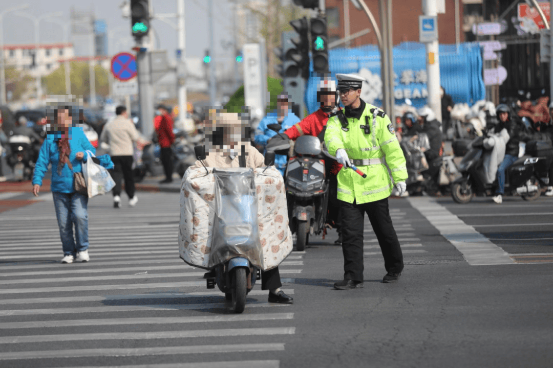 肇事者“人间蒸发”？北京街头造成三车连撞后他连夜辞职！入职信息都是假的