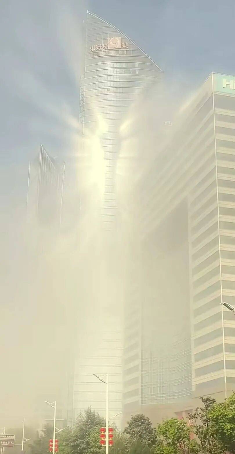 青岛一大厦外墙现刺眼强光被指光污染，当地：天气所致，持续不到半小时，此前未出现过