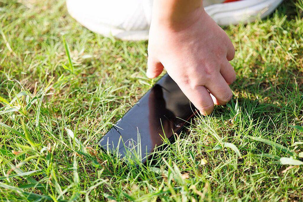 捡到手机解不开密码丢草丛 法院：赔偿失主6000元