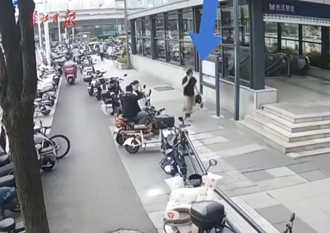 武汉一辅警陪妻儿逛街吃饭，突然消失！离开前对妻子说了一句话